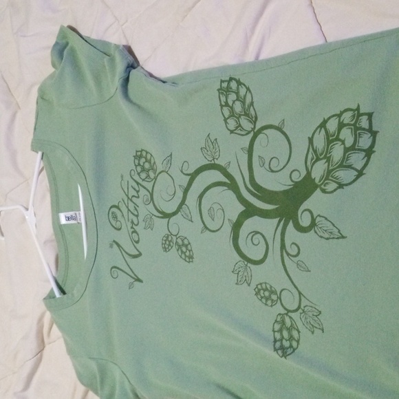 Light green Worthy Brewing top with a tasteful picture of hops on the vine - Picture 2 of 5